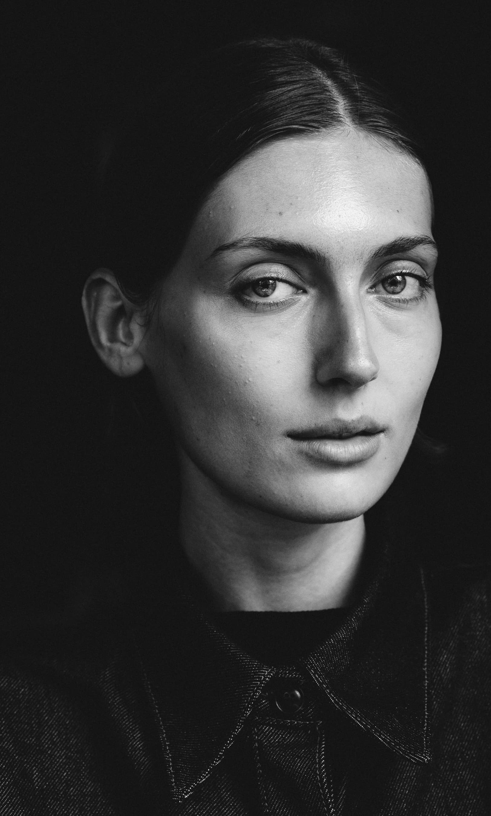 Artistic portrait on location – candid street portrait in Paris by portrait artist Arnd v. Wedemeyer